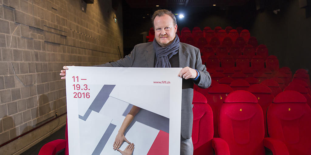 Thierry Jobin, künstlerischer Leiter des FIFF (Festival International de Films de Fribourg), zeigt das Festivalplakat.