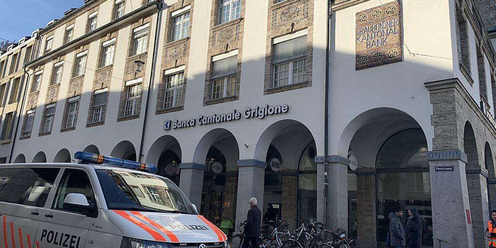Auf den Hauptsitz der Graubündner Kantonalbank wurde am Donnerstagmorgen ein Raubüberfall verübt. Der mutmassliche Täter wurde verhaftet.