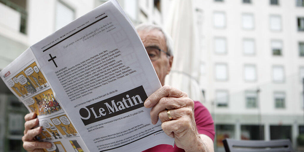 Ein Leser mit der letzten Ausgabe von "Le Matin". Vor einem Jahr gab Tamedia die Einstellung der gedruckten Version der Zeitung bekannt. (Archivbild)