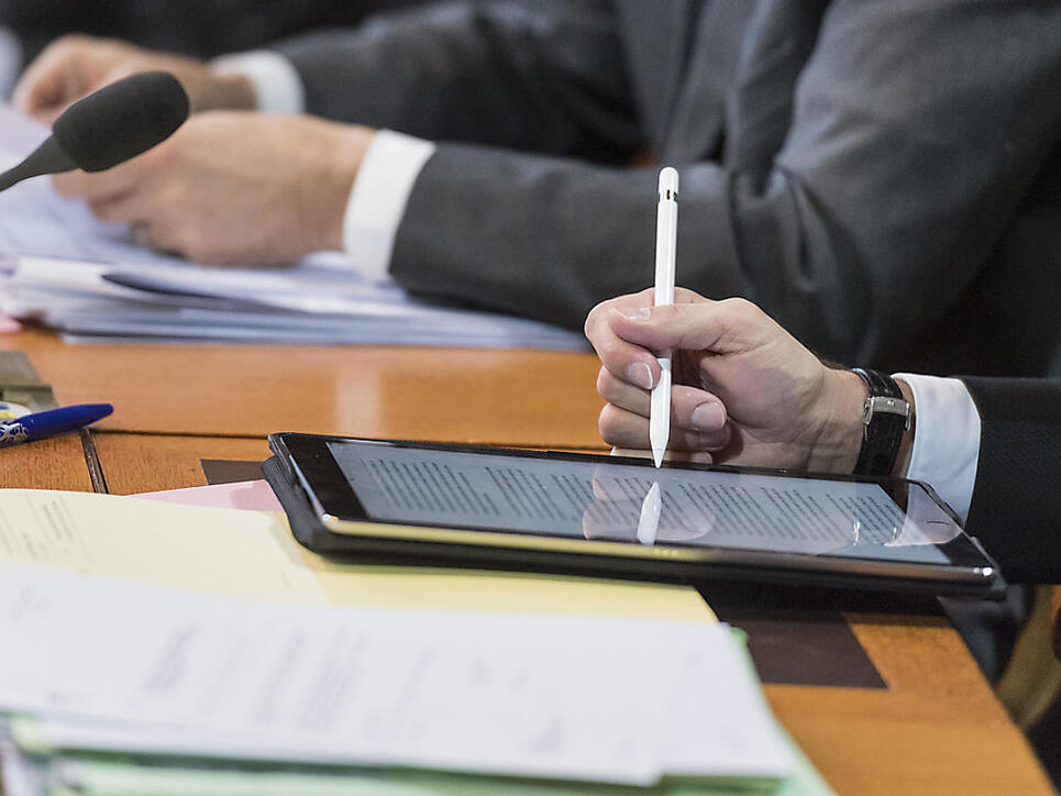 Tablet statt Papier: Auch der Parlamentsbetrieb soll digitaler werden. Ziel ist es, den Papierverbrauch zu verringern. (Archivbild)