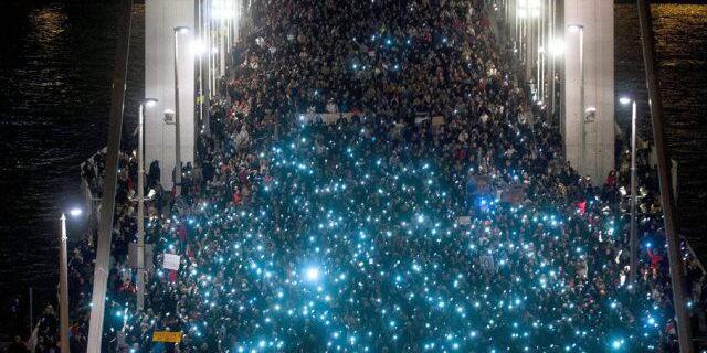 Smartphones leuchten bei Protesten in Budapest (Archiv)