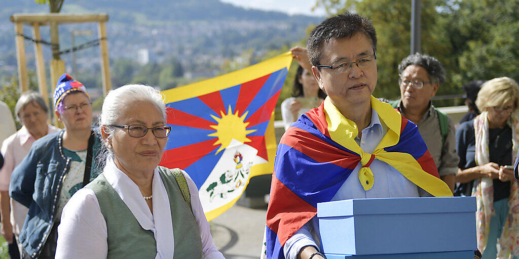 Mitglieder der Gesellschaft für bedrohte Völker (GfbV) und Tibet-Organisationen reichen bei der Bundeskanzlei eine Petition ein, mit der sie Politik und Behörden auffordern, die Grundrechte der Tibeterinnen und Tibeter in der Schweiz zu schützen.