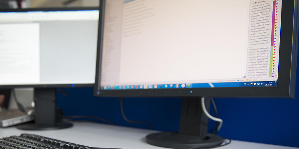 Wegen Verdachts der Internet-Pornographie bleibt der Gemeindepräsident von Berneck SG vorläufig in Haft (Symbolbild: Keystone/Anthony Anex)