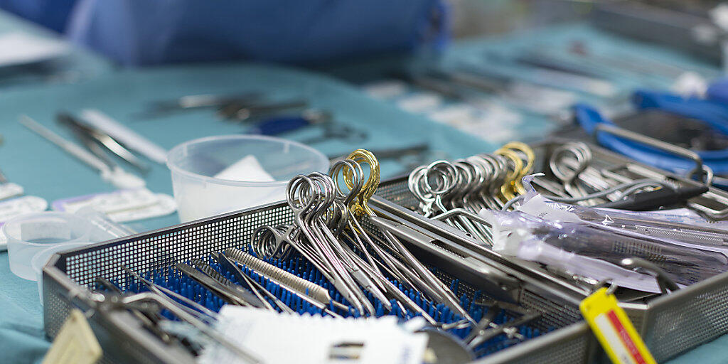 Basler Forscher haben gezeigt, dass die Magenbypass-Operation und der Schlauchmagen-Eingriff im Kampf gegen starkes Übergewicht vergleichbar sind. (Symbolbild)