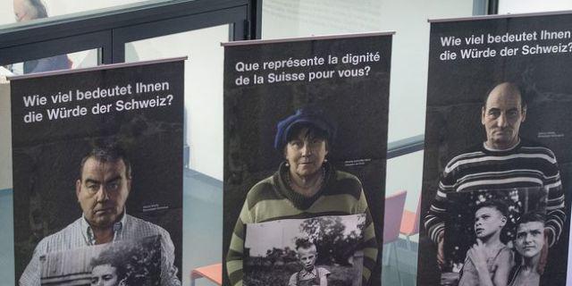 Plakate der Initiative mit Fotos von Direktbetroffenen