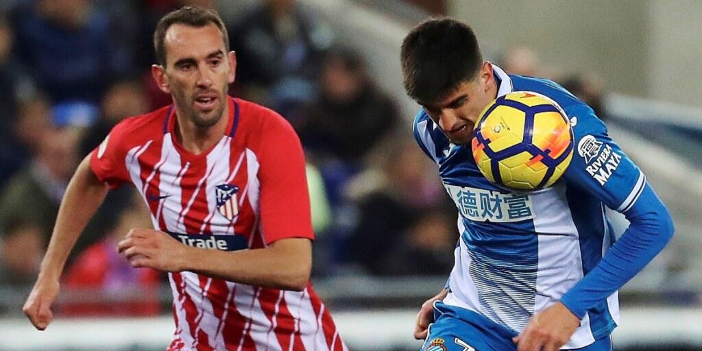 Einen Schritt schneller: Espanyols Gerard Moreno (re.) ist vor Atléticos Diego Godin am Ball