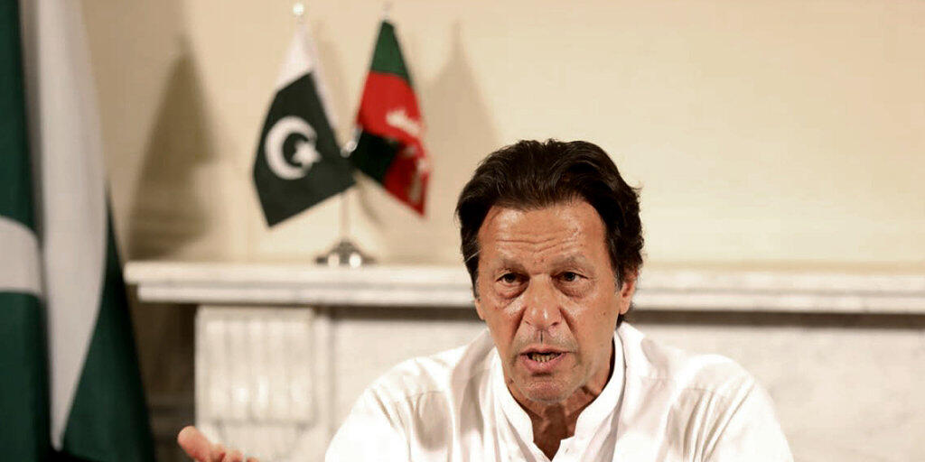Der ehemalige Cricketstar Imran Khan hat die Parlamentswahl in Pakistan nach Angaben der Wahlkommission gewonnen.