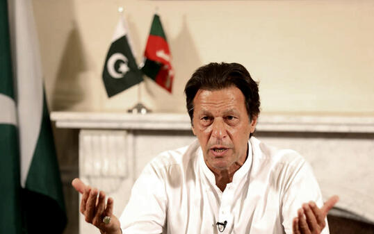 Der ehemalige Cricketstar Imran Khan hat die Parlamentswahl in Pakistan nach Angaben der Wahlkommission gewonnen.