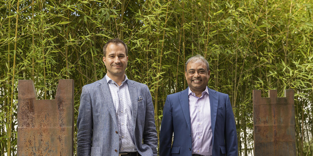 Florian Kind und Pankaj Agarwal (rechts) entwickeln mit der Panitek Power AG Projekte für nachhaltige Energie-Lösungen. Florian Kind und Pankaj Agarwal (rechts) entwickeln mit der Panitek Power AG Projekte für nachhaltige Energie-Lösungen.