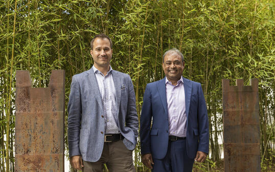 Florian Kind und Pankaj Agarwal (rechts) entwickeln mit der Panitek Power AG Projekte für nachhaltige Energie-Lösungen.