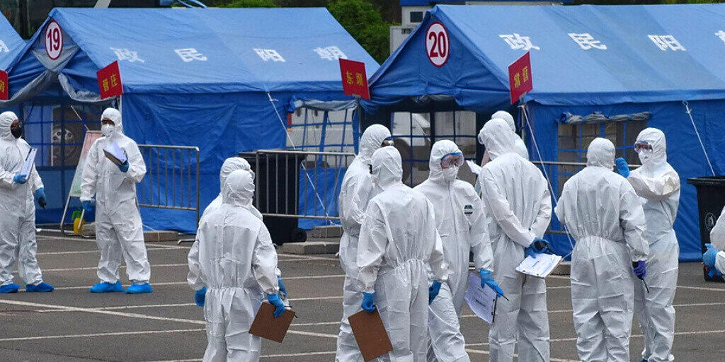 Gesundheitspersonal in Wuhan koordiniert Reisen in Quarantäne-Stationen in Peking. (Archivbild)