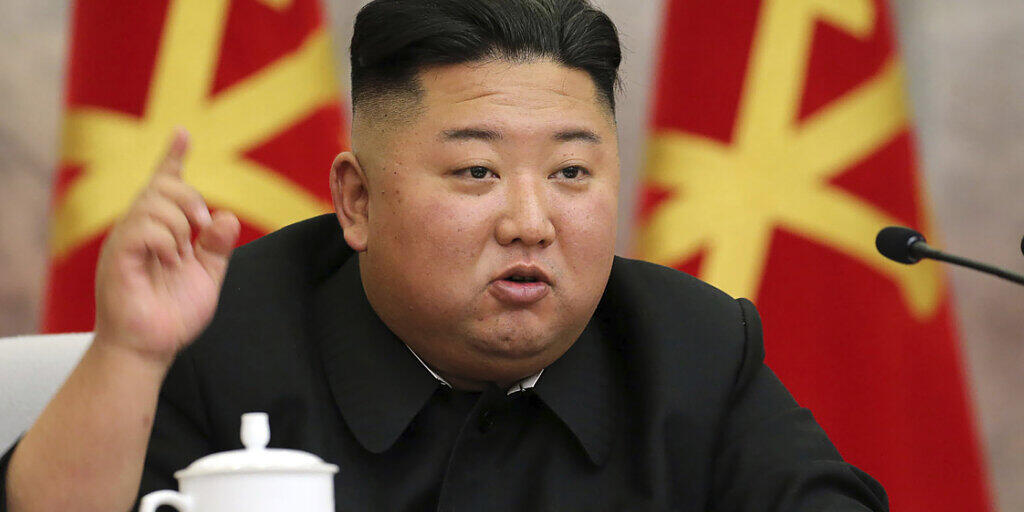 Nordkorea unter der Führung von Diktator Kim Jong Un hat vorerst geplante Militärübungen auf Eis gelegt. (Archivbild)