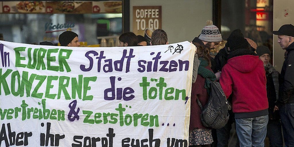 Dieses Jahr darf in Davos gegen das WEF demonstriert werden. Auch in anderen Städten wie 2016 in Zug war gegen die Veranstaltung protestiert worden (Archivbild).