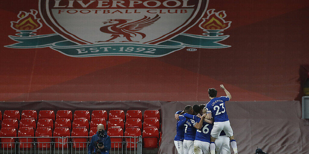 Die Spieler von Everton feiern vor dem Logo von Liverpool: Erstmals seit 1999 siegt Everton im Stadtderby wieder in der Heimstätte des Gegners Die Spieler von Everton feiern vor dem Logo von Liverpool: Erstmals seit 1999 siegt Everton im Stadtderby wieder in der Heimstätte des Gegners