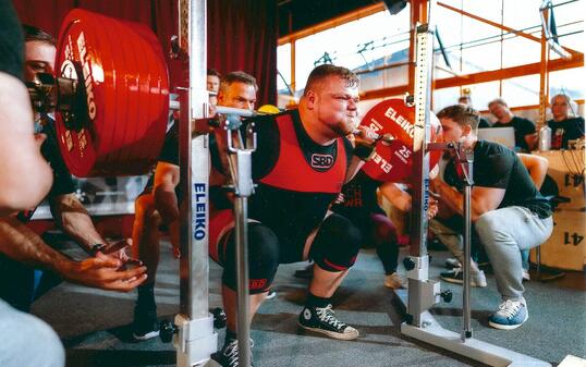 Im Kniebeugen hat Sean Koch am Wochenende mit 330 Kilogramm einen neuen Schweizer Rekord aufgestellt.