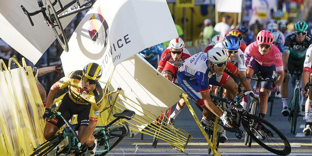 Die verhängnisvolle Szene vom 5. August: Dylan Groenewegen (vorne links im gelben Trikot) verursacht den Sturz, bei dem sich Fabio Jakobsen (hinten links/verdeckt) schwer verletzt