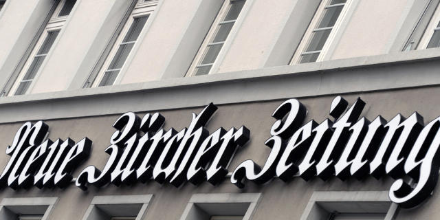 Das Hauptgebäude mit dem Firmen-Logo der NZZ in Zürich