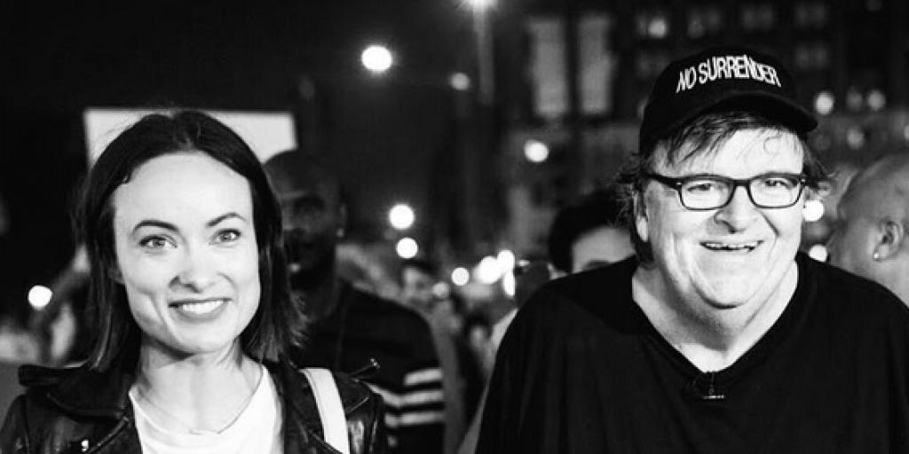 Olivia Wilde und Michael Moore am Dienstagabend bei der Demo vor dem Trump Tover. (Instagram)
