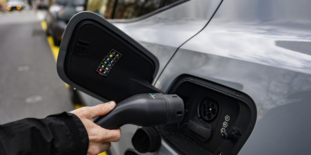 ELEKTROAUTO, ELEKTROFAHRZEUG, AUFLADEN, LADESTATION, ELEKTRO AUTO, TANKSTELLE, LADESTELLE, LADESTATION, MOVE,
