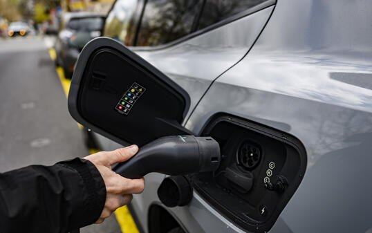 ELEKTROAUTO, ELEKTROFAHRZEUG, AUFLADEN, LADESTATION, ELEKTRO AUTO, TANKSTELLE, LADESTELLE, LADESTATION, MOVE,