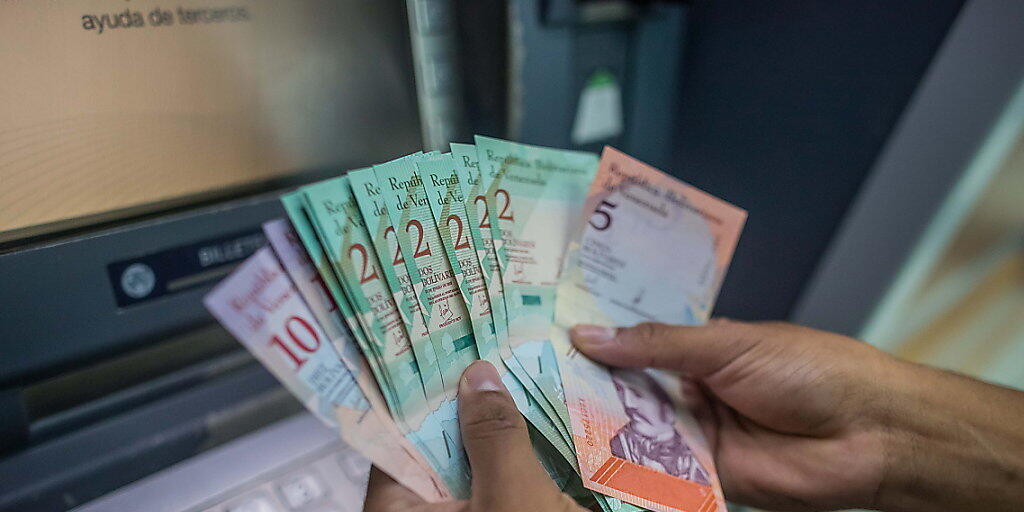 Venezuela hat am Montag eine Währungsreform durchgeführt und dabei fünf Nullen auf seinen Geldscheinen gestrichen.