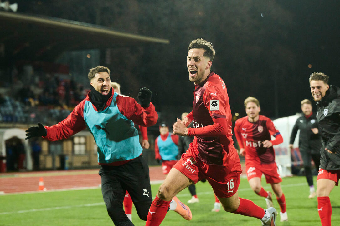 Joker Gabriele De Donno (m.) erzielte in letzter Minute das Tor für den FC Vaduz.