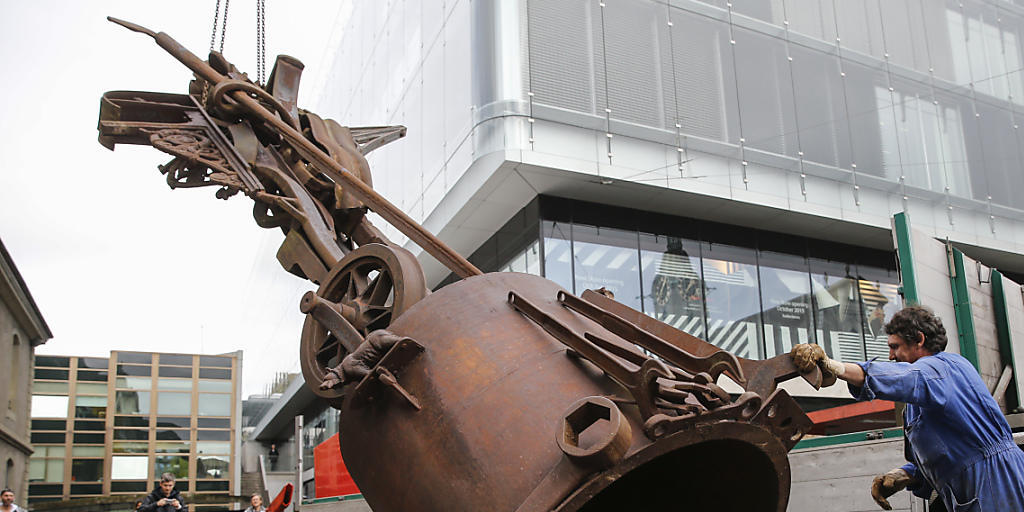 Iwan Luginbühl, Sohn des Berner Künstlers Bernhard Luginbühl, installiert die Eisenskulptur "Christophorus" auf dem Bahnhofsplatz in Bern.