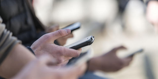 Jugendliche bedienen ihre Smartphones (Archiv) Jugendliche bedienen ihre Smartphones (Archiv)