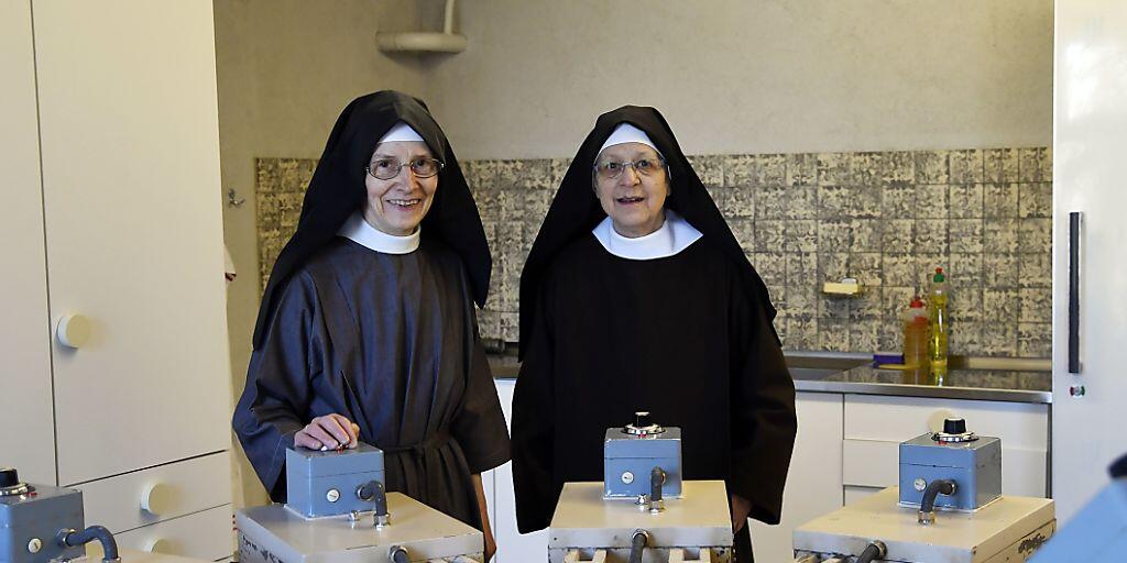 Schwester Scholastika Beyeler (rechts) und Mutter Schwester Gabriela Tinner - hier mit der grossen Hostienbackmaschine - ziehen nach St. Gallen um.