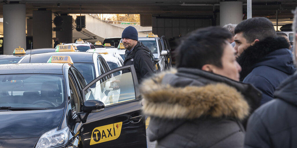 Taxifahrer besetzen aus Ärger gegen illegale ausländische Konkurrenz alle Standplätze am Flughafen Genf. Dem Staat und der Flughafendirektion werfen sie Untätigkeit vor.