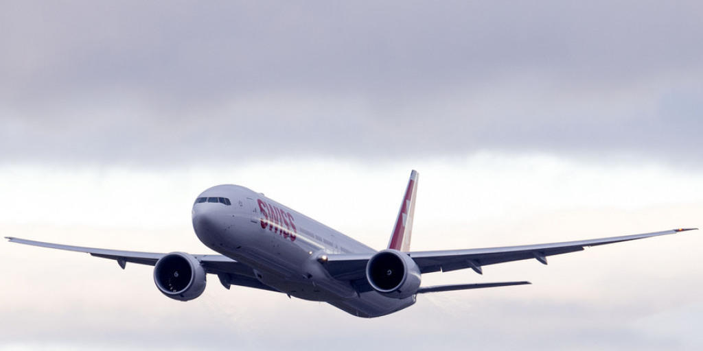 Das neue Flaggschiff der Swiss: Eine Boeing 777-300ER im Landeanflug auf den Flughafen Zürich-Kloten. (Archiv)
