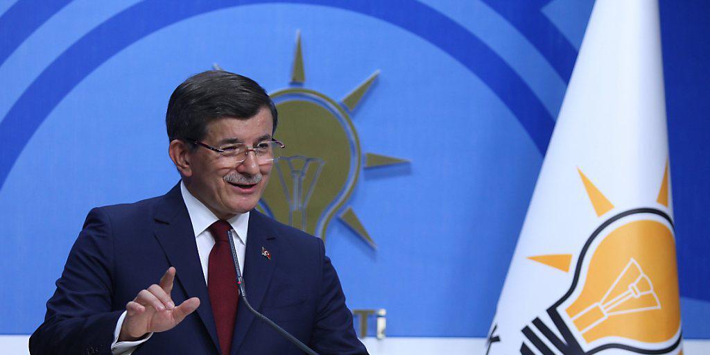 Der türkische Ministerpräsident kündigt seinen Rücktritt als Chef der Regierungspartei AKP und damit auch als Regierungschef an. Der türkische Ministerpräsident kündigt seinen Rücktritt als Chef der Regierungspartei AKP und damit auch als Regierungschef an.