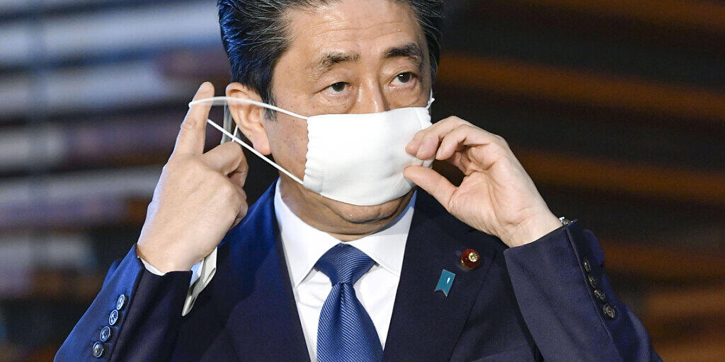Japan kündigt wegen der Corona-Krise den Ausnahmezustand und ein beispielloses Konjunkturpaket an. Ministerpräsident Shinzo Abe stellte am Montag Rettungshilfen im Volumen von rund 108 Billionen Yen (rund 960 Milliarden Franken) in Aussicht.