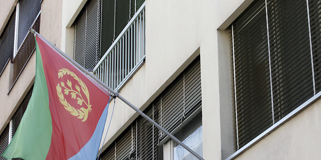 Die eritreische Flagge weht in Genf. Beim Generalkonsulat müssen Exil-Eritreer offenbar Steuern abgeben. (Archivbild)