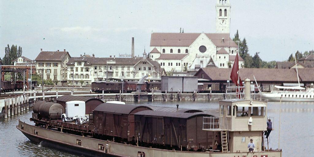 Eines der Trajektschiffe in den 1950-er Jahren im Hafen von Romanshorn. Eines der Trajektschiffe in den 1950-er Jahren im Hafen von Romanshorn.