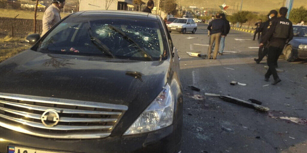 Dieses von der Fars veröffentlichte Foto zeigt den Ort, in dem Mohsen Fakhrizadeh in Absard, einer kleinen Stadt östlich der Hauptstadt Teheran getötet wurde. Foto: Uncredited/Fars News Agency/AP/dpa