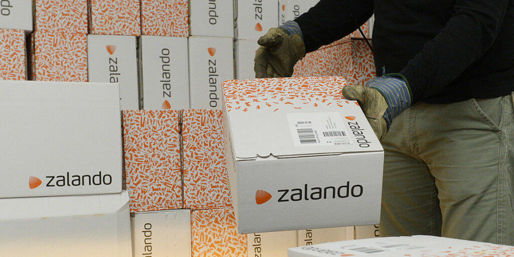 Zalando-Paktete werden für den Versand vorbereitet (Archivbild).
