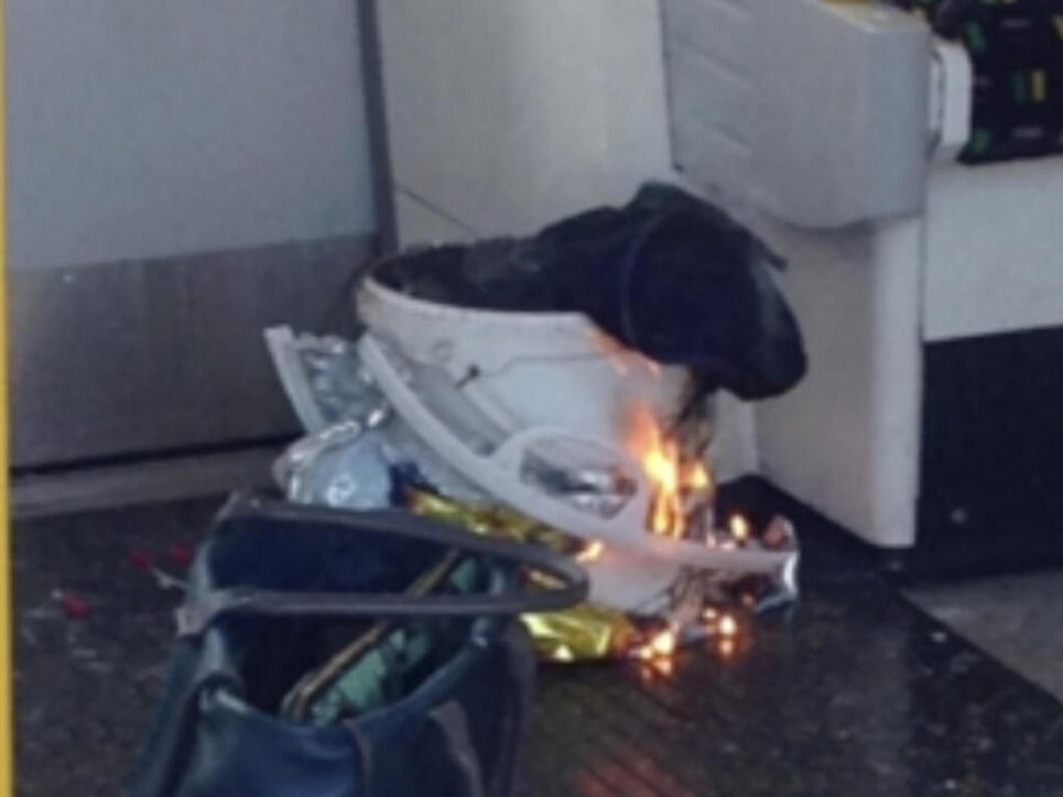 In einem Wagen der Londoner U-Bahn hat es eine Explosion gegeben; Ursprung der Explosion soll dieser weisse Eimer sein.