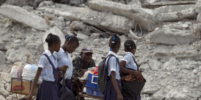 Mädchen in Port-au-Prince auf dem Weg in die Schule (Archiv) Mädchen in Port-au-Prince auf dem Weg in die Schule (Archiv)