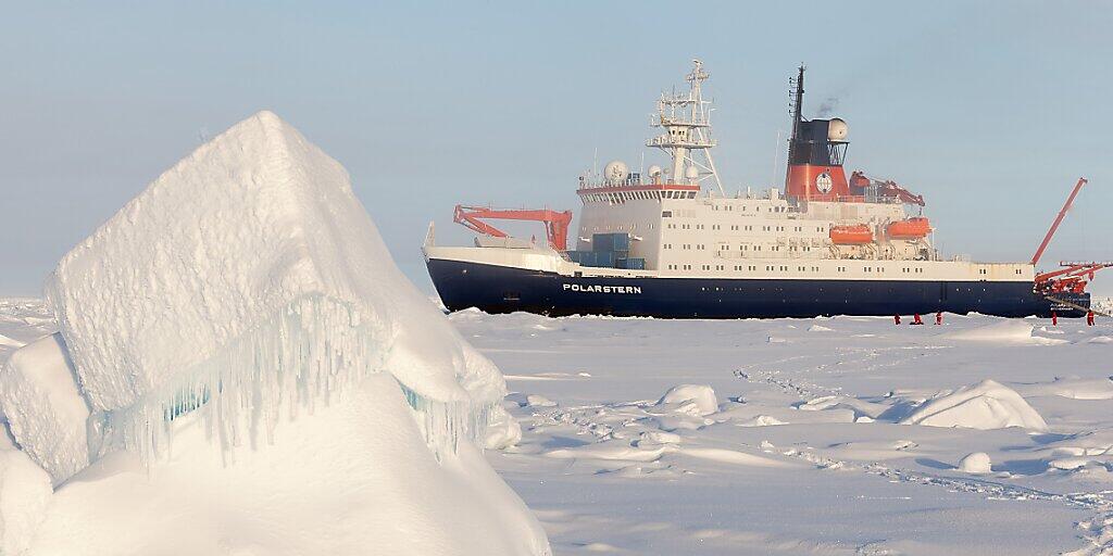 Das deutsche Forschungsschiff "Polarstern" in der zentralen Arktis, Aufnahme von der Sommer-Expedition 2015.