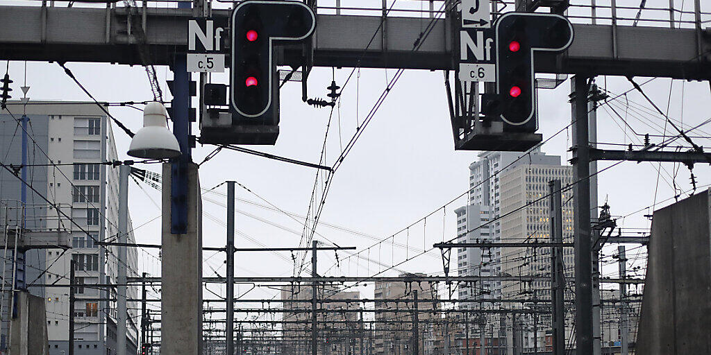 Nicht nur die Eisenbahner streikten auch am Freitag. Im Bild der Bahnhof Montparnasse in Paris.