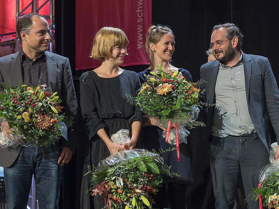 Jonas Lüscher (r) hat am Sonntag im Rahmen der BuchBasel den Schweizer Buchpreis entgegennehmen können. Neben ihm (v.l.) die Ko-Nominierten Lukas Holliger, Julia Weber und Martina Clavadetscher. Nicht auf dem Bild ist der Urs Faes. Er blieb nach einem Disput mit einem Kritiker dem Anlass fern.