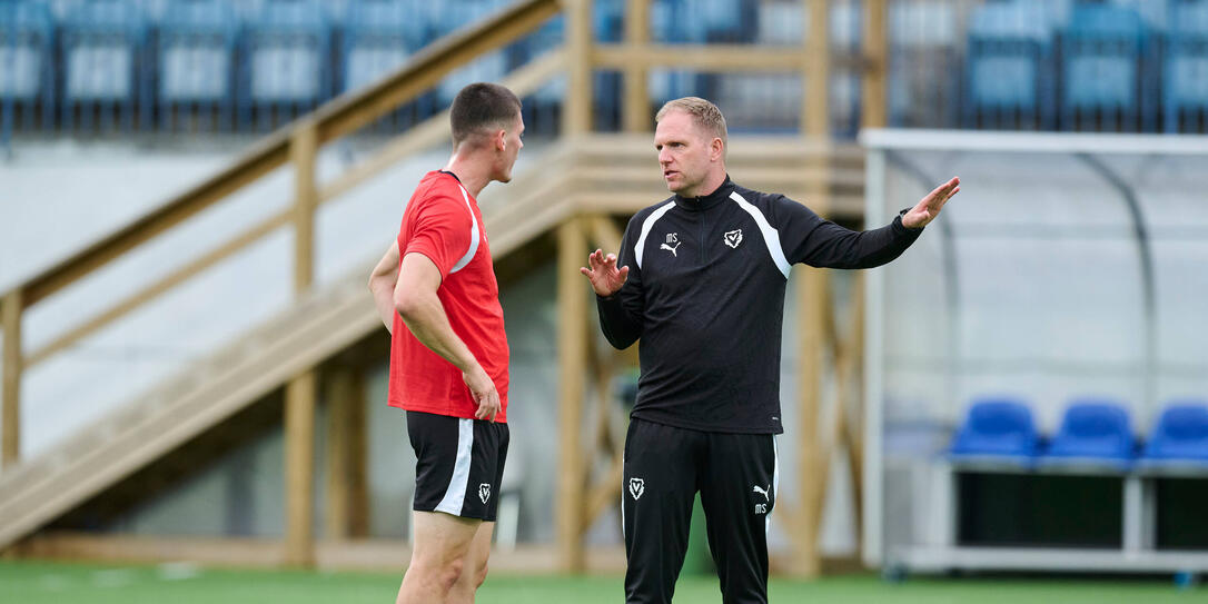Trainer Marc Schneider (r.) im Gespr&auml;ch mit Daniel Kasper im Abschlusstraining.