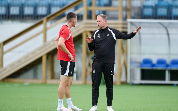Trainer Marc Schneider (r.) im Gespr&auml;ch mit Daniel Kasper im Abschlusstraining.