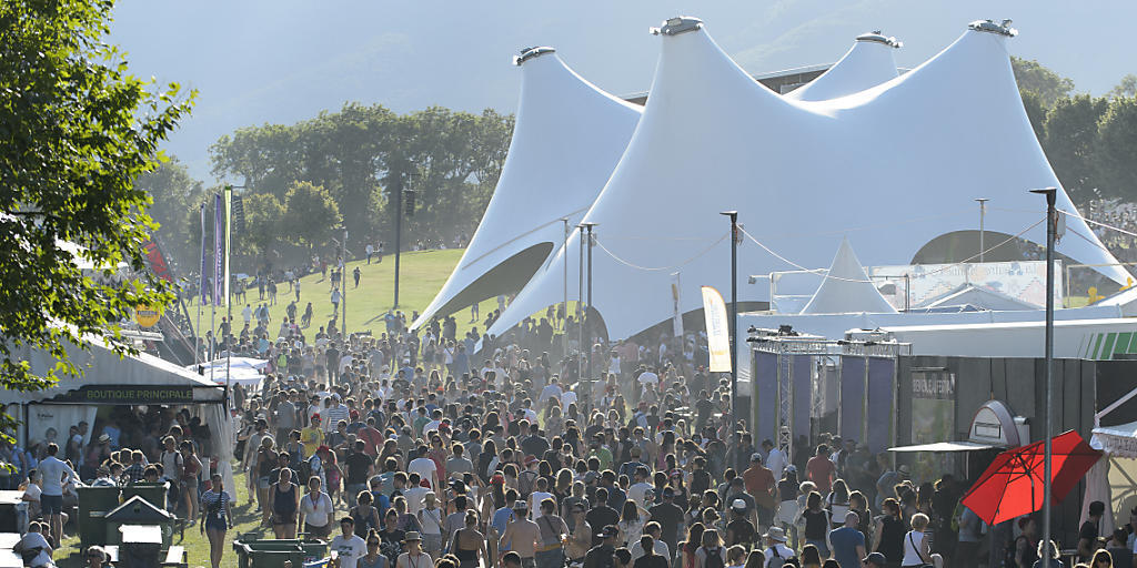 Kurz nach der Er&ouml;ffnung str&ouml;men viele Besucher auf das Festivalgel&auml;nde. Bis am Sonntag werden 230'000 Besucherinnen und Besucher erwartet.