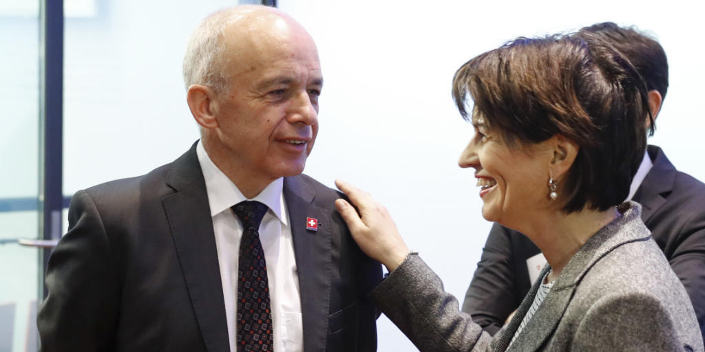 Der Bundesrat, und allen voran der zuständige Finanzminister Ueli Maurer, hat im Abstimmungskampf um die Unternehmenssteuerreform III nach Meinung vieler Zeitungskommentatoren unglücklich agiert. Der Bundesrat, und allen voran der zuständige Finanzminister Ueli Maurer, hat im Abstimmungskampf um die Unternehmenssteuerreform III nach Meinung vieler Zeitungskommentatoren unglücklich agiert.