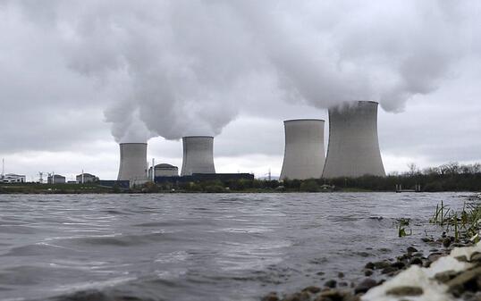 Das AKW Cattenom im Osten Frankreichs ist seit Mitte de 1980er Jahre in Betrieb. Das Nachbarland Luxemburg will Frankreich mit finanziellen Anreizen eine Abschaltung schmackhaft machen. (Archivbild)