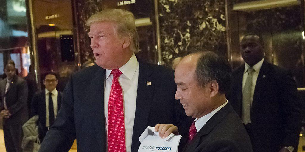 Der designierte US-Präsident Donald Trump und Softbank-Chef Son Masayoshi präsentieren den Medien im Trump Tower in New York den Deal über ein milliardenschweres Investitionsprogramm.
