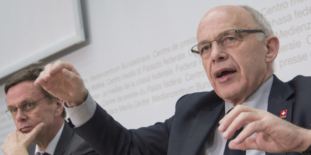 Finanzminister Ueli Maurer (rechts) setzt sich für das Gleichgewicht der Bundesfinanzen ein. Die Milchkuh-Initiative ist seiner Meinung nach nicht verkraftbar.