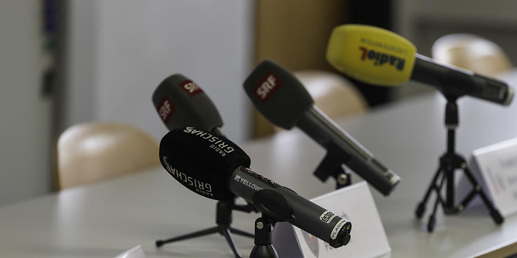 Mikrofone vor einer Medienkonferenz: Die Schweiz ist in Sachen Pressefreiheit in der Rangliste wieder gestiegen. (Symbolbild)